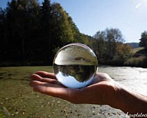 Kugel auf der Hand Auf den Kopf gestellt