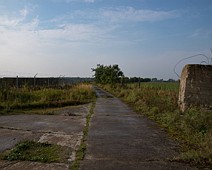 Vergangenheit Bild 13 ehemaliger Eingang zum Baustellenflugplatz von Groß Mohrdorf, links ein riesiges Solarfeld