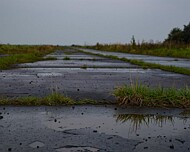 Vergangenheit Bild 3 In den Fugen kommt das Gras durch